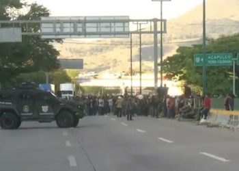 Tras diálogo, manifestantes entregan a personas retenidas y liberan Autopista del Sol