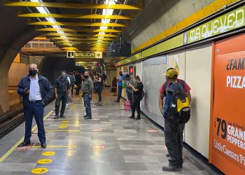 Usuario baja a las vías y frena servicio en esta línea