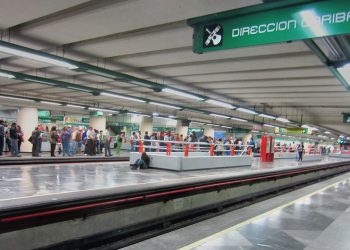 Desalojan y retiran tren del Metro y provoca caos en esta línea