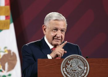 ¿López Obrador está violando la ley al exhibir contratos de la empresa de Xóchitl Gálvez?