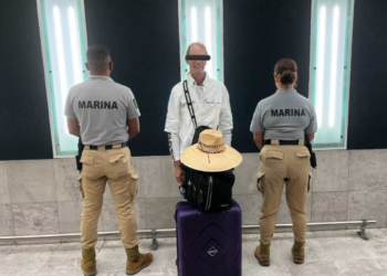 Aprehenden a extranjero que transportaba 5.6 kg de droga en el AICM