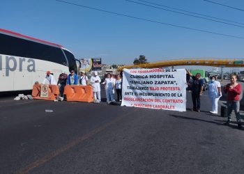 Personal médico del sector Salud cierra la Autopista México- Puebla