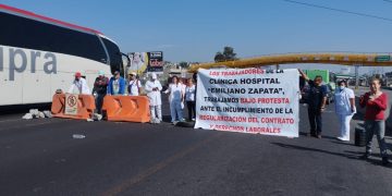 Personal médico del sector Salud cierra la Autopista México- Puebla