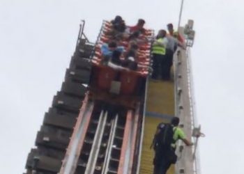 ¿Otra vez? Personas quedan atrapadas en juego mecánico