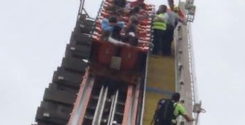 ¿Otra vez? Personas quedan atrapadas en juego mecánico