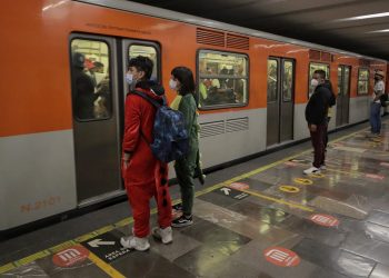Revisión de tren entorpece avance en esta línea del Metro