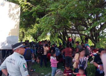 Autoridades hallan a 148 migrantes hacinados en un tráiler