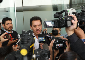 Demuestra diputada a Ignacio Mier documentos que constatan la contratación de su hermano en la ASF apenas en 2021