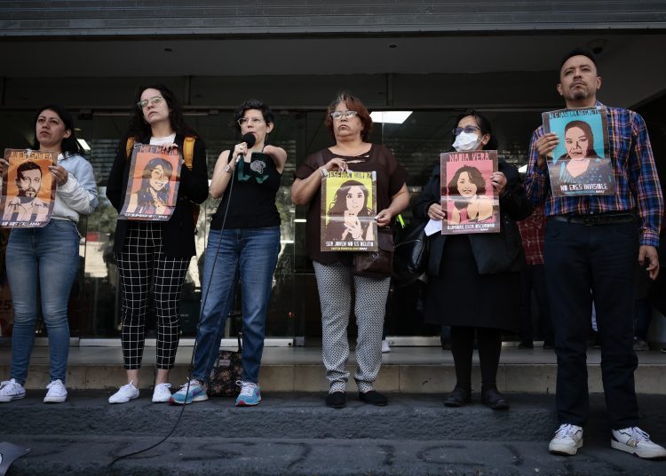 MEX1452. CIUDAD DE MÉXICO (MÉXICO), 31/07/2023.- Familiares, amigos y activistas protestan hoy, por el esclarecimiento del asesinato del fotoperiodista mexicano Rubén Espinosa y del feminicidio de cuatro mujeres, en la Fiscalía General de Justicia de la Ciudad de México (México). Familiares del fotoperiodista mexicano Rubén Espinosa y de las cuatro mujeres asesinadas el 31 de julio de 2015 en la colonia Narvarte denunciaron la presunta participación del funcionario de la Fiscalía General de Justicia de Ciudad de México (FGJCDMX), Luis Javier García Saldaña, en los hechos ocurridos. EFE/José Méndez