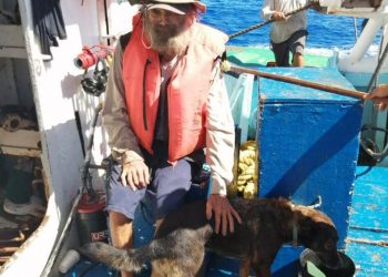 ¡De película! Buque atunero rescata a naufrago y su perrita, llevaban más de tres meses en altamar