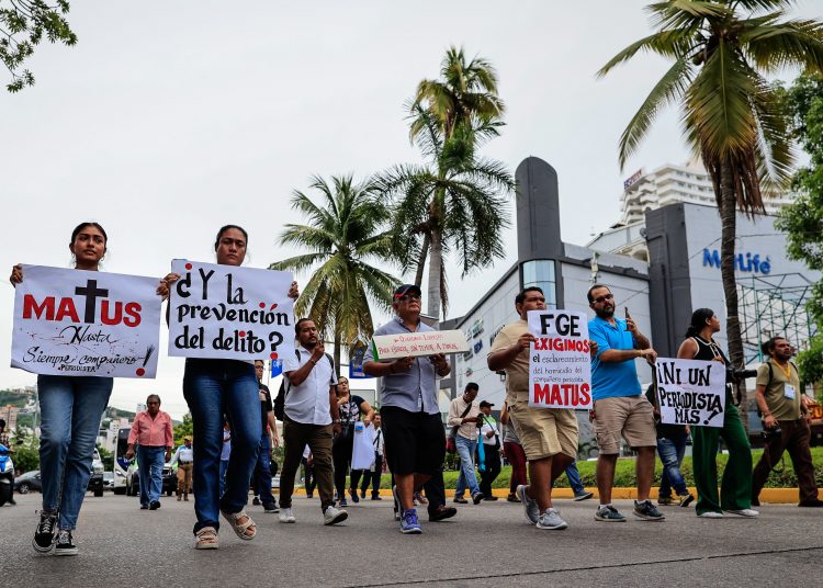 MEX505. ACAPULCO (MÉXICO), 17/07/2023.- Periodistas protestan hoy por la muerte de su compañero Nelson Matus Peña, en el balneario de Acapulco, estado de Guerrero (México). Unos 50 periodistas y comunicadores se manifestaron este lunes en el balneario mexicano de Acapulco para exigir justicia, el esclarecimiento del asesinato de uno de sus colegas ocurrido el pasado sábado y el castigo a los responsables. EFE/David Guzmán