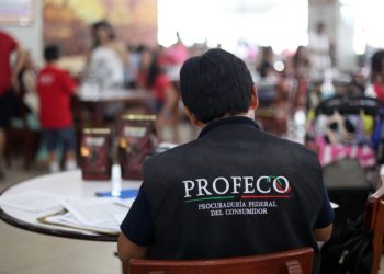 ¿Sabes que hacer en caso de que sobrevendan el vuelo en el que viajas? Profeco te explica