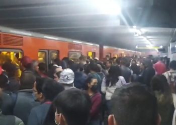 Usuarios reportan retraso en trenes del Metro