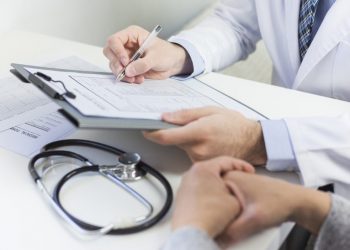 Ha aumentado el número de personas que no tiene acceso a servicios públicos de salud, en 2020 subió al 28%: Investigador