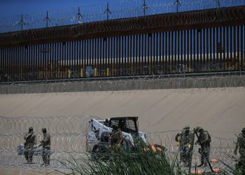 Texas refuerza barricada de alambre pese a orden de retirarla