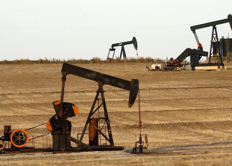 A las 9.15 hora local de Nueva York (13.15 GMT), los contratos futuros del petróleo intermedio de Texas (WTI) para entrega en julio restaban 0,65 dólares con respecto a la sesión previa del lunes, cuando el Texas avanzó un 2,7 %. EFE/Archivo