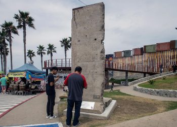 Instalan fragmento de muro de Berlín en Tijuana