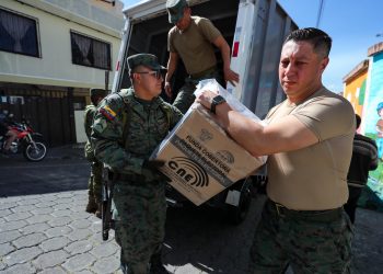 Avanza la distribución de paquetes electorales para los comicios de Ecuador
