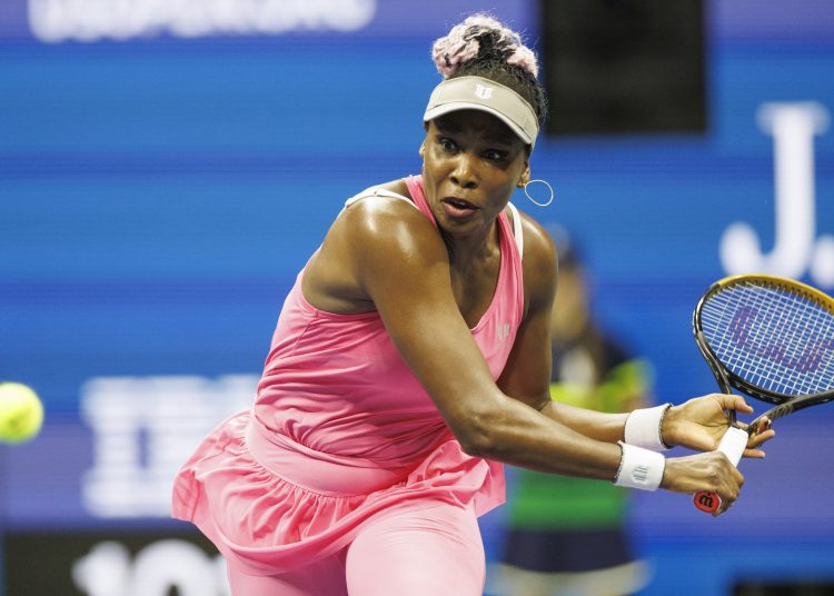 Flushing Meadows (United States), 29/08/2023.- Venus Williams of the United States returns the ball to Greet Minnen of Belgium during their first round match at the US Open Tennis Championships at the USTA National Tennis Center in Flushing Meadows, New York, USA, 29 August 2023. The US Open runs from 28 August through 10 September. (Tenis, Bélgica, Estados Unidos, Nueva York) EFE/EPA/CJ GUNTHER