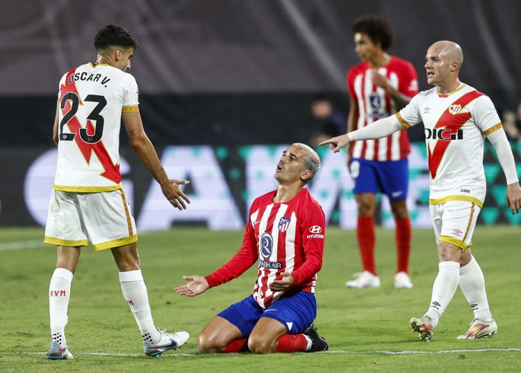MADRID, 28/08/2023.- El delantero francés del Atlético de Madrid Antoine Griezmann (c) durante el partido de la tercera jornada de LaLiga que Rayo Vallecano y Atlético de Madrid disputan hoy lunes en el estadio de Vallecas, en Madrid. EFE/Rodrigo Jiménez