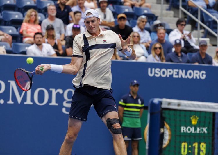 Flushing Meadows (United States), 29/08/2023.- John Isner of the United States returns the ball to Facundo Diaz Acosta of Argentina during their first round match at the US Open Tennis Championships at the USTA National Tennis Center in Flushing Meadows, New York, USA, 29 August 2023. The US Open runs from 28 August through 10 September. (Tenis, Estados Unidos, Nueva York) EFE/EPA/SARAH YENESEL 22368