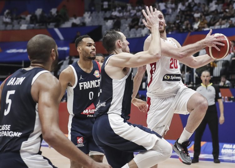 Jakarta (Indonesia), 16/08/2023.- Wael Arakji (R) of Lebanon in action against Terry Tarpey (2-R) of France during the FIBA Basketball World Cup 2023 group stage match between Lebanon and France in Jakarta, Indonesia, 29 August 2023. (Baloncesto, Francia, Líbano) EFE/EPA/ADI WEDA