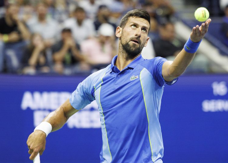 Flushing Meadows (United States), 29/08/2023.- Novak Djokovic of Serbia serves the ball to Alexandre Muller of France during their first round match at the US Open Tennis Championships at the USTA National Tennis Center in Flushing Meadows, New York, USA, 28 August 2023. The US Open runs from 28 August through 10 September. (Tenis, Francia, Nueva York) EFE/EPA/CJ GUNTHER