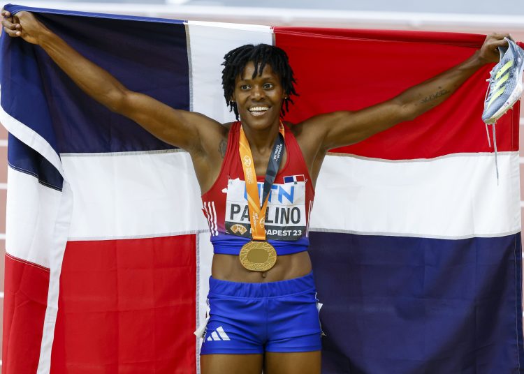 BUDAPEST (HUNGRÍA), 23/08/2023.- La atleta dominicana Marileidy Paulino celebra la victoria en los 400 metros, durante la jornada de este miércoles del Campeonato del Mundo de Atletismo de Budapest. EFE/Javier Etxezarreta