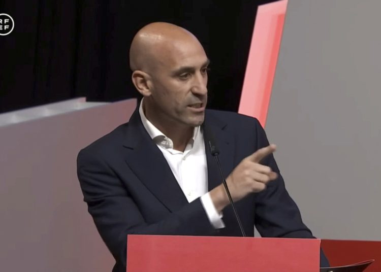 MADRID, 25/08/2023.- El presidente de la Real Federación Española de Fútbol, Luis Rubiales, durante su intervención en la Asamblea General de dicho organismo en la que ha anunciado que no dimitirá de su cargo tras la polémica por el beso que dio a la futbolista Jenni Hermoso al ganar el Mundial femenino, que ha definió como "espontáneo, mutuo, eufórico y consentido" aunque ha pedido disculpas "por el contexto en el que se produjo".. EFE/  RFEF/SOLO USO EDITORIAL/SOLO DISPONIBLE PARA ILUSTRAR LA NOTICIA QUE ACOMPAÑA (CRÉDITO OBLIGATORIO)