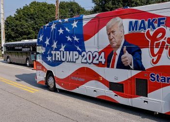 Seguidores de Trump muestran su apoyo en la cárcel donde va a entregarse