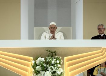 El papa celebró un acto ante más de un millón de jóvenes; esto les pidió