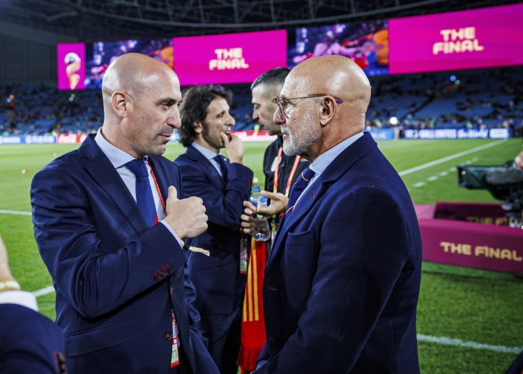 GRAF8145. SÍDNEY, 20/08/2023.- El presidente de la RFEF, Luis Rubiales (i), conversa con el seleccionador nacional de fútbol masculino, Luis de la Fuente (d), antes de la Final del Mundial femenino de fútbol disputado entre España e Inglaterra en Sídney. EFE/RFEF/Pablo García - SOLO USO EDITORIAL/SOLO DISPONIBLE PARA ILUSTRAR LA NOTICIA QUE ACOMPAÑA (CRÉDITO OBLIGATORIO)