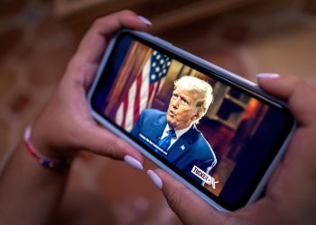 Seguidores de Trump muestran su apoyo en la cárcel donde va a entregarse