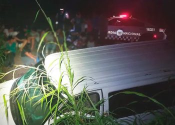 Camioneta con migrantes de Vietnam, Ecuador y Centroamérica se descarrila en Veracruz