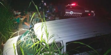 Camioneta con migrantes de Vietnam, Ecuador y Centroamérica se descarrila en Veracruz
