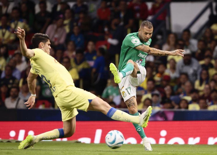 -FOTODELDÍA- AME4636. CIUDAD DE MÉXICO (MÉXICO), 26/08/2023.- El jugador de América Israel Reyes (i) disputa el balón con Nicolás López (d) de León hoy, durante un partido de la jornada seis del Torneo Apertura del fútbol mexicano realizado en el Estadio Azteca de la Ciudad de México. EFE/José Méndez