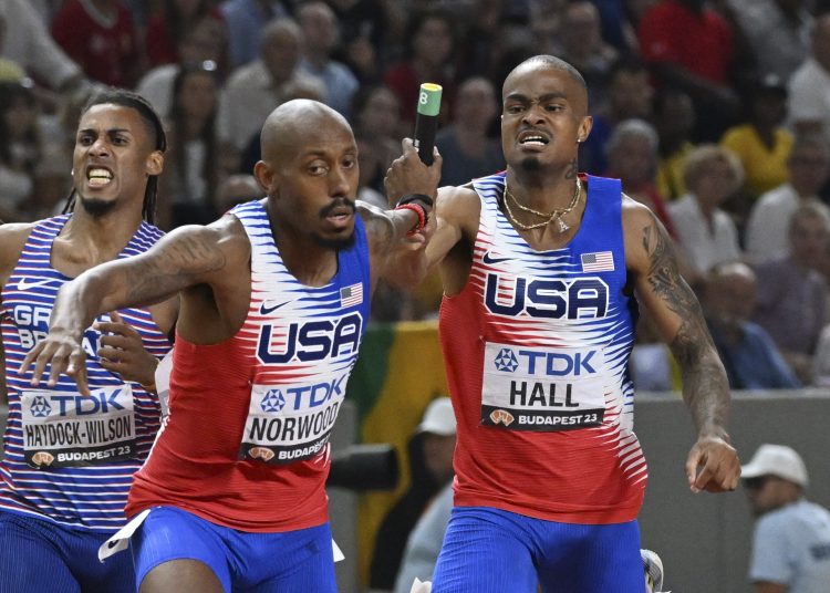 Budapest (Hungary), 27/08/2023.- Vernon Norwood (C) and Quincy Hall (R) of the United States compete in the final of the Men's 4x400 meters Relay of the World Athletics Championships in the National Athletics Centre in Budapest, Hungary, 27 August 2023. (Mundial de Atletismo, Hungría, Estados Unidos) EFE/EPA/Zsolt Czegledi HUNGARY OUT