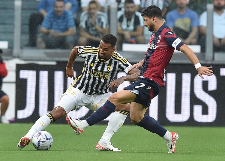 Turin (Italy), 27/08/2023.- Juventus's Danilo (L) and Bologna's Riccardo Orsolini in action during the Italian Serie A soccer match between Juventus FC vs Bologna FC in Turin, Italy, 27 August 2023. (Italia) EFE/EPA/ALESSANDRO DI MARCO