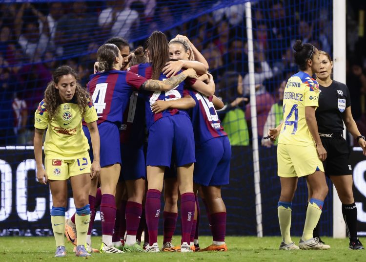 AME5200. CIUDAD DE MÉXICO (MÉXICO), 29/08/2023.- Jugadoras de Barcelona celebran una anotación ante América hoy, durante un partido amistoso entre los equipos femeninos del América de México y el Barcelona de España, disputado en el Estadio Azteca de la Ciudad de México (México). EFE/ José Méndez