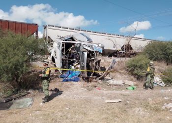 Querétaro: Choque entre autobús y tren deja 6 muertos