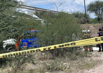 Al menos 7 muertos tras choque de autobús y tren en Querétaro