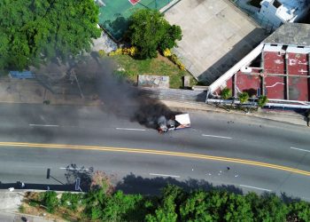 Siguen los bloqueos y quema de automóviles; ahora en la carretera Acapulco- Zihuatanejo