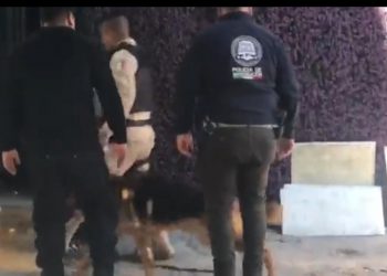 Derriban puertas en bar Black Royce policías que investigan muerte de empresario