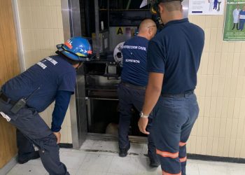 Luego de tres horas rescatan a personas atrapadas en elevador del IMSS