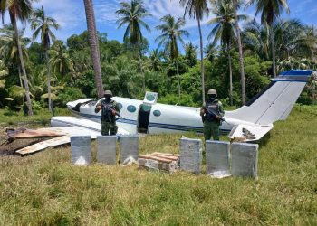 Fuerzas federales aseguran aeronave y más de 460 kilos de cocaína en Chiapas