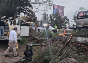 Se voltea pipa con 20 mil litros de combustible en la Peñón-Texcoco