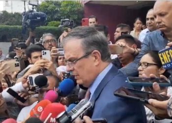 Marcelo Ebrard paga multa de 10 mil pesos en el INE y dice que no se va de Morena