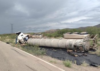 Vuelca pipa con ácido sulfúrico en carretera federal