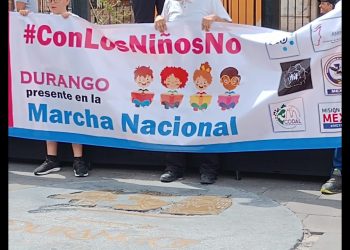 Marchan en Durango contra libros de texto