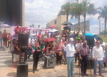 Marchan padres de familia contra nuevos libros de texto